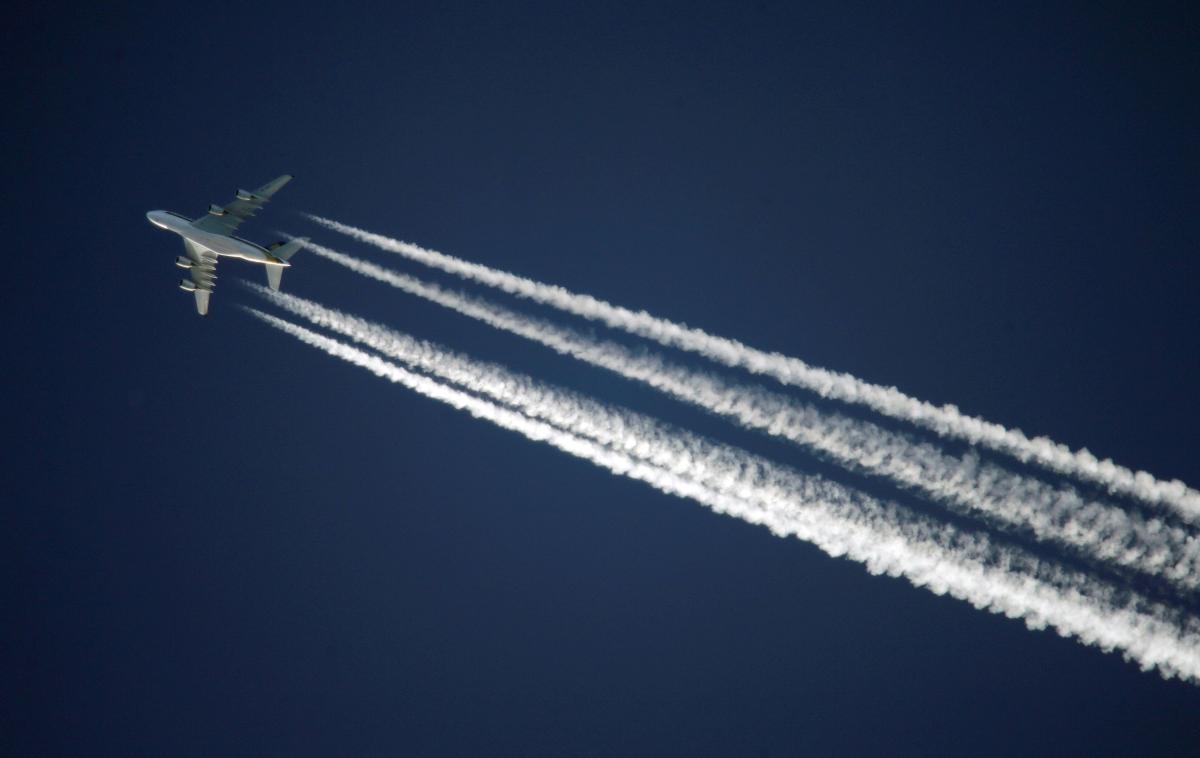 Contrails, chemtrails | Sledem, ki nastajajo za potniškimi letali, se po angleško reče contrails. Gre za kombinacijo angleških besed za kondenzacijo in sled. Contraile ustvarjajo reaktivni motorji letal, ki letijo na višini deset in več kilometrov. Zrak je tam zelo mrzel, temperature lahko dosežejo tudi –60 stopinj Celzija. Vroč izpust reaktivnih motorjev se zato po izstopu iz reaktivnih motorjev v trenutku kristalizira v led in s tem ustvarja sledi, ki jih vidimo na nebu. Od vlažnosti ozračja pa je odvisno, kako dolgo se bodo sledi na nebu nato tudi obdržale. | Foto Reuters