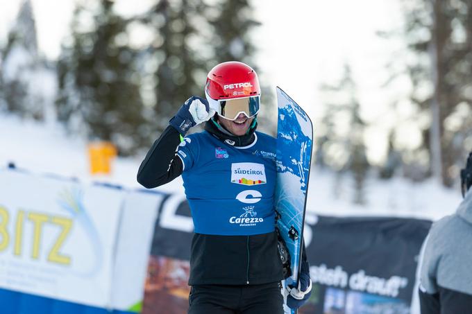 Slovenski deskarji so spodbudno vstopili v novo sezono. Žan Košir je na paralelnem veleslalomu v Carezzi osvojil 3. mesto, uspeh pa je prejšnjo soboto v švicarskem Scuolu ponovil Tim Mastnak. | Foto: Miha Matavž/FIS