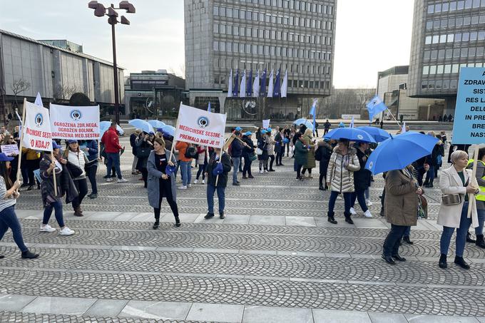 Protestni shod zaposlenih v zdravstveni negi, ki ga pripravlja Sindikat delavcev v zdravstveni negi Slovenije. | Foto: Žiga Krančan