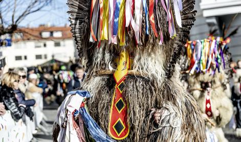 Pustno rajanje na Ptuju se je začelo. Ulice preplavilo 2200 mask, od tega 930 kurentov. #foto #video