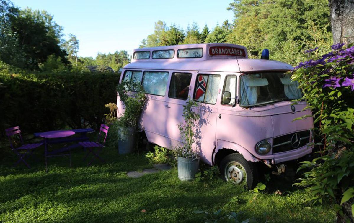 Mercedes kombi airbnb | Kombi je bil nekoč svetlo modre barve, današnja lastnika pa sta ga prebarvala v rožnato. | Foto Mercedes-Benz