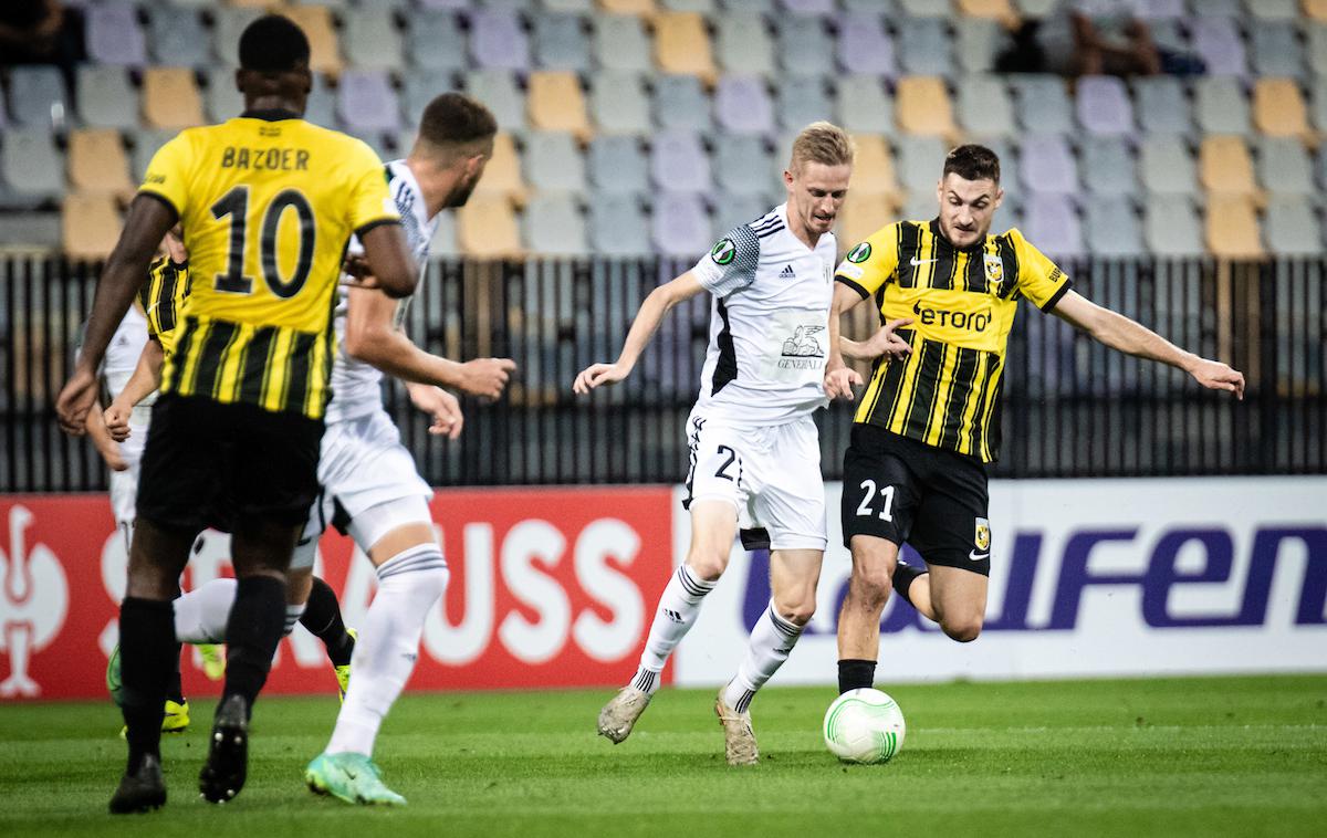 NK Mura : Vitesse, konferenčna liga | Žan Karničnik ostaja v Murski Soboti. | Foto Blaž Weindorfer/Sportida