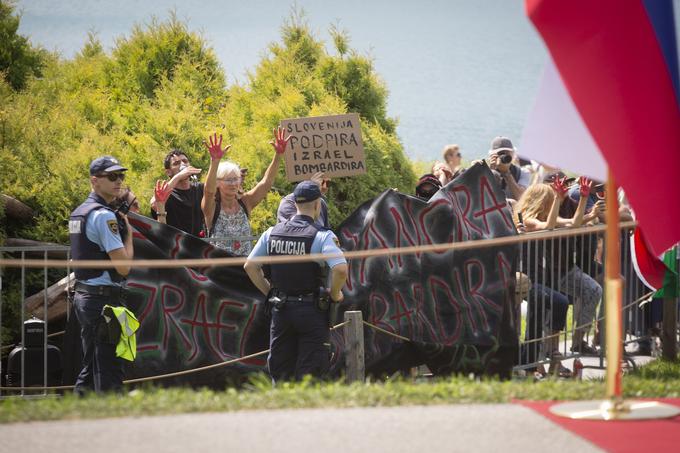 Prihod gostov so spremljali protesti zagovornikov pravic Palestincev. Ti so med drugim prihod predsednice Evropske komisije Ursule von der Leyen pospremili z glasnimi vzkliki nestrinjanja. | Foto: Bojan Puhek