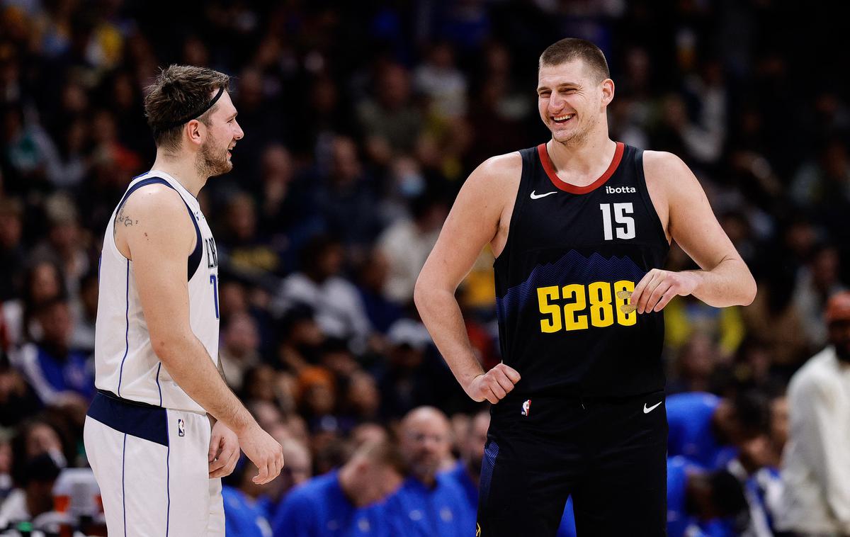 Luka Dončić | Luka Dončić in Nikola Jokić sta zelo dobra prijatelja. Med tekmo sta si večkrat izmenjala besede, na koncu pa se je prepričljive zmage veselil Srb. | Foto Reuters