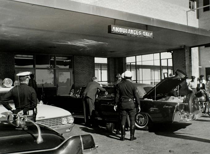 Legendarna fotografija, posneta 22. novembra 1963, pred bolnišnico Parkland Memorial Hospital v Dallasu, kjer pod dovozom urgence pod napisom Samo za reševalce (Ambulances Only) ameriški tajni agentje in lokalni policisti pregledujejo predsedniško limuzino po atentatu na predsednika Johna F. Kennedyja. | Foto: Reuters