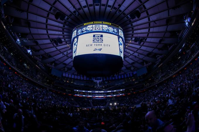 Kratkohlačniki iz New Yorka igrajo domače tekme v kultni večnamenski dvorani Madison Square Garden, zgrajeni pred dobrimi 50 leti v središču Manhattna. V zadnjih letih tavajo v temi. Izgubili so stik z vrhom lige NBA, tudi končnica ostaja zgolj pobožna želja, a so tekme še vedno dobro obiskane. Vstopnica za tekmo Knicksov ima v New Yorku še vedno posebno vrednost. | Foto: Guliverimage/Getty Images