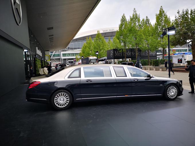 Avtomobilska neracionalnost oziroma vozilo za predsednike. To je mercedes-maybach S 650 pullman. Poganja ga šestlitrski motor V12 z močjo 630 "konjev". Cena uradno ni znana. | Foto: Gregor Pavšič