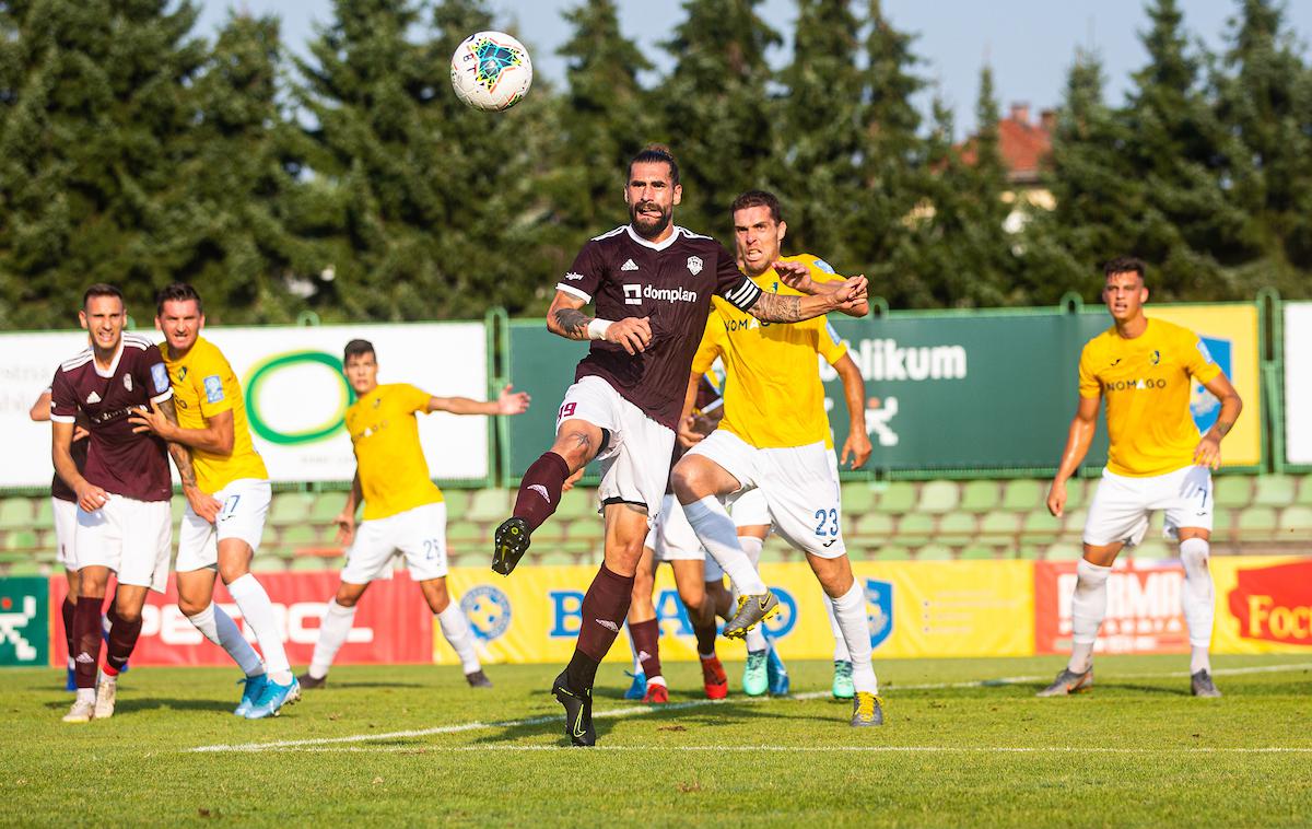 NK Bravo NK Triglav | Nogometaši Triglava so na zadnji tekmi proti Bravu izgubili z 0:1, prejeli pa kar tri rdeče kartone. | Foto Grega Valančič/Sportida