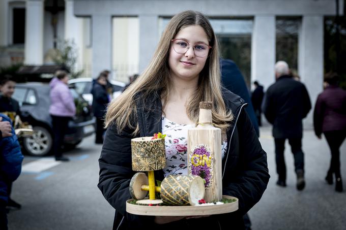 Izredno precizno izdelano in bolj moderno potico je na blagoslov prinesla Tjaša Brglez. Izdelala je steklenico gina z dvema kozarcema. Uporabila je hruškov in lipov les, od zelenja pa meko in tiso.  | Foto: Ana Kovač