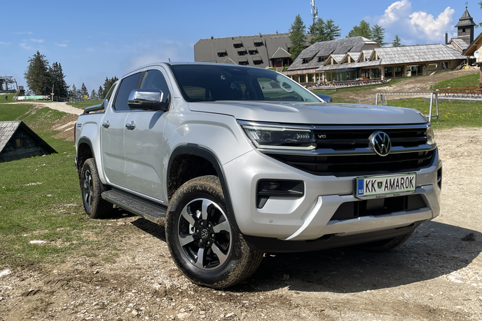 Volkswagen amarok | Amarok je dolg 5,35 metra. V dolžino je daljši za skoraj deset centimetrov (9,6 cm), za 17,3 centimetra so podaljšali podvozje in posledično so zdaj precej krajši tudi previsi.  | Foto Gregor Pavšič