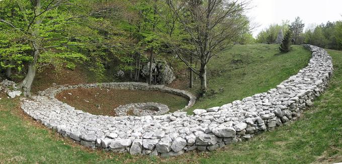 Kamniti polž nedaleč od Otliškega okna | Foto: Janez Medvešek