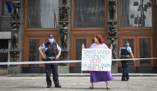 Policisti so med protesti naredili več napak