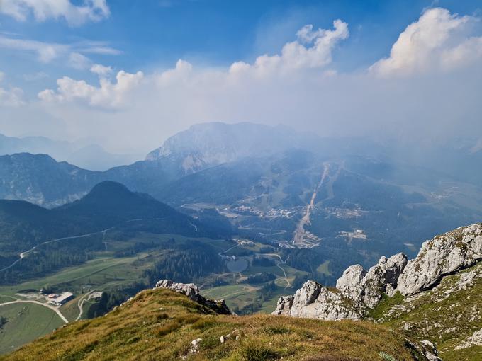 Pogled s Krniških skal proti Konjkemu Špiku, a je bila vidljivost zaradi oblakov in nekaj dima zaradi požara več deset kilometrov južneje na italijanski strani precej slaba. | Foto: Matej Podgoršek