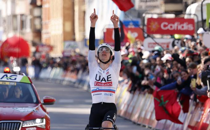 Slovenski kolesarski as Tadej Pogačar vozi v dresu UAE – Združenih arabskih emiratov. | Foto: Guliverimage