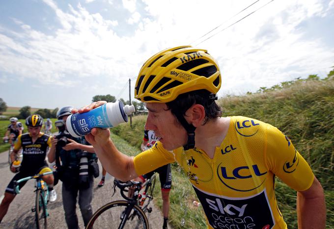 S solzivcem je imel težave tudi vodilni na Dirki po Franciji Geraint Thomas. | Foto: Reuters