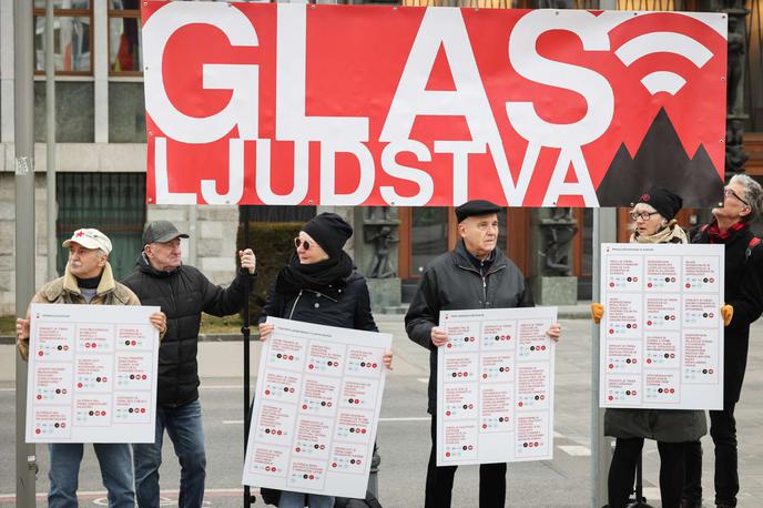 Inicativa glas ljudstva | "Zdravstveni sistem se nam sesuva pred očmi. Dovolj je časovnic, ki se vseskozi zamikajo in ne vodijo nikamor. Dovolj je praznih obljub," so dejali v iniciativi.  | Foto STA