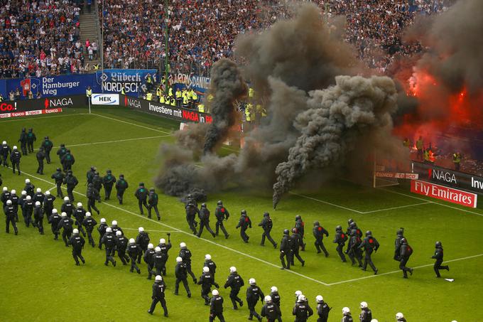 12. maj: navijači nemškega nogometnega prvoligaša HSV, ki se je po 54 letih poslovil od bundeslige. | Foto: Reuters