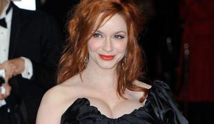 Christina Hendricks ne najde kopalk za svoje bujno oprsje