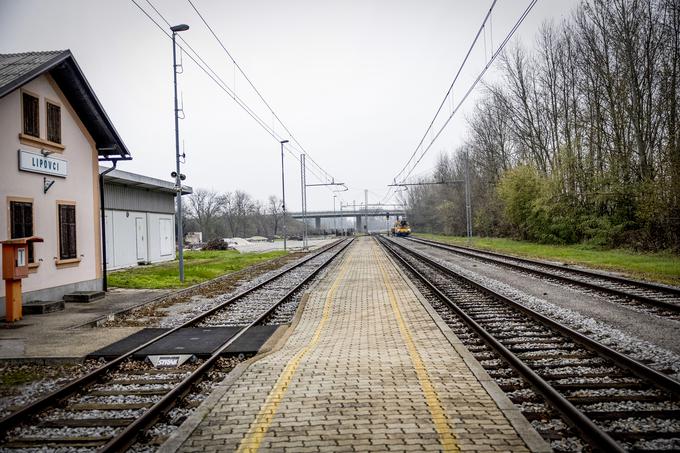 Nekoč je bilo na progi več železničarjev na vseh postajah. Z novimi tehnologijami so postajne prometnike nadomestili dispečerji (progovni prometniki) v centru vodenja prometa Maribor, še vedno pa so na progi in ob njej strojevodje, ki vozijo vlake, sprevodniki in vodje vlakov, ki sprejemajo potnike na vlak, in vzdrževalci različnih strok, ki vzdržujejo številne elemente in naprave železniške proge.
 | Foto: Ana Kovač