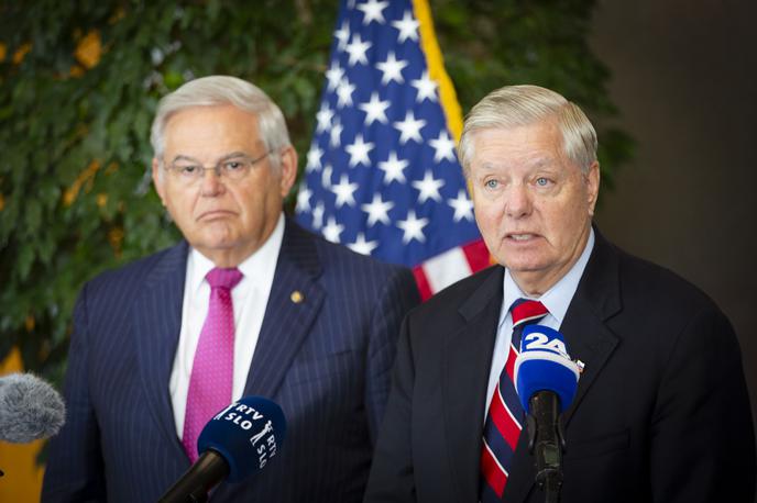 Ameriška senatorja Lindsey Graham in Bob Menendez | Ameriška senatorja Lindsey Graham (desno) in Robert Menendez (levo) sta izrazila sožalje v zvezi z uničujočimi poplavami, ki so Slovenijo prizadele v začetku avgusta, in napovedala, da bodo ZDA pomagale v obliki začasnih mostov. | Foto Bojan Puhek