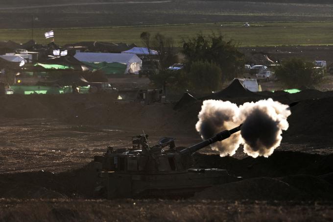 Izraelske sile so v raketnem napadu preteklo noč poškodovale grško pravoslavno cerkev v Gazi. | Foto: Reuters