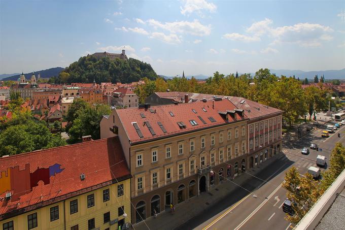 Podstrešno stanovanje, ki je odmaknjeno od hrupa mestne ceste, se na eni strani odpira proti zelenju Ljubljanskega gradu. | Foto: Lara Romih