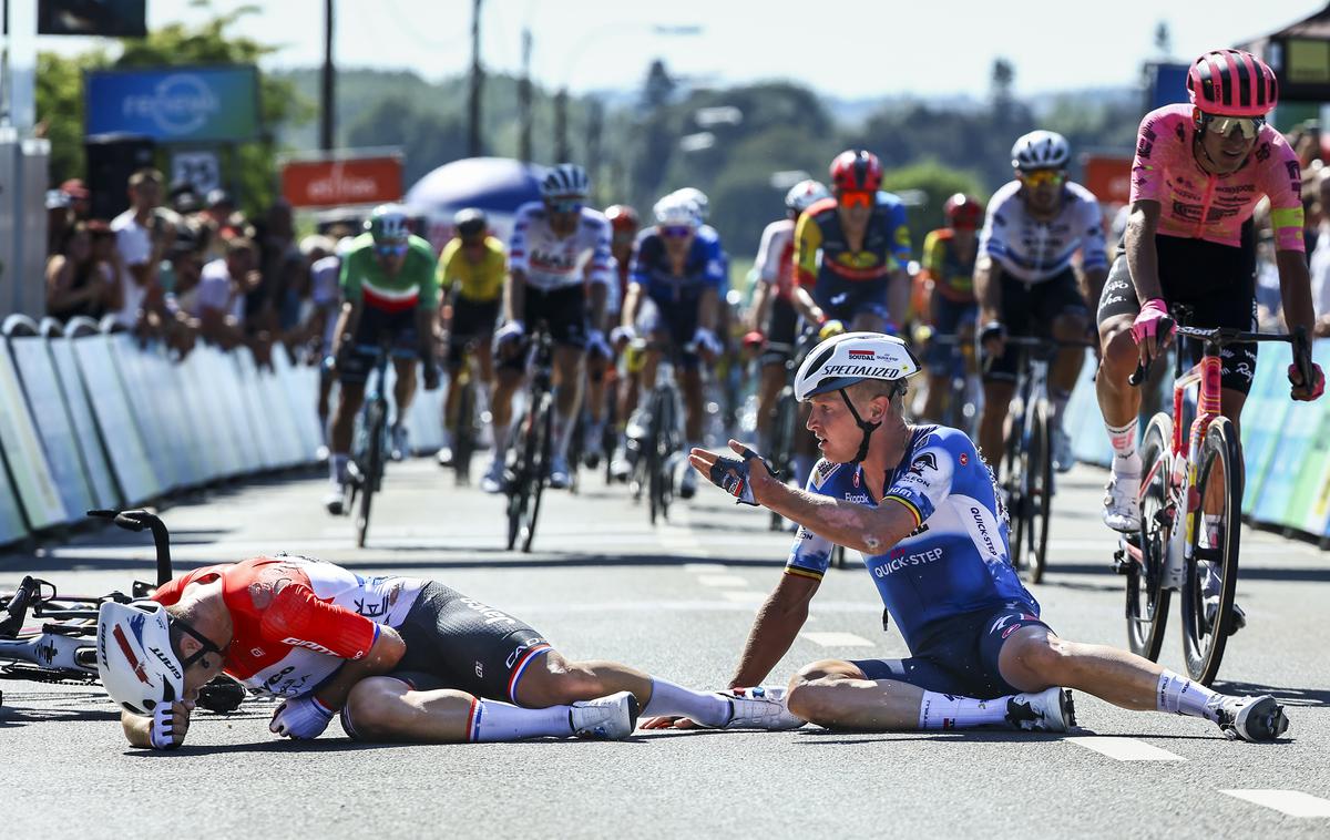 Dylan Groenewegen Tim Merlier | Dylan Groenewegen si je pri padcu zaradi trčenja s Timom Merlierjem zlomil ključnico in je žal že končal dirko Renewi Tour. | Foto Reuters