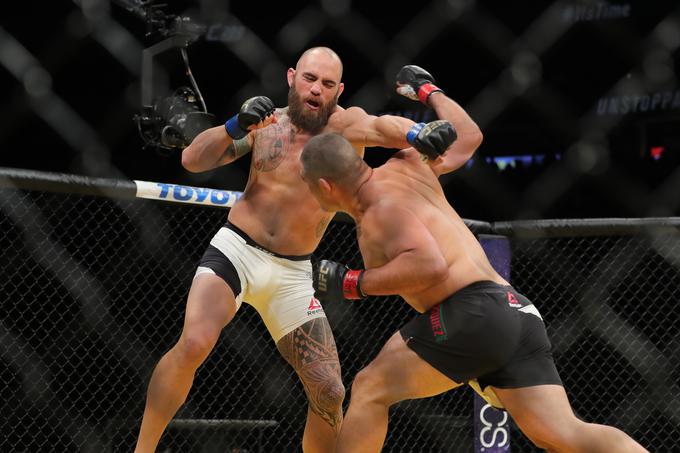 Travis Browne (levo) kljub višini in daljšemu razponu rok ni imel nobenih možnosti proti Cainu Velasquezu.   | Foto: Getty Images