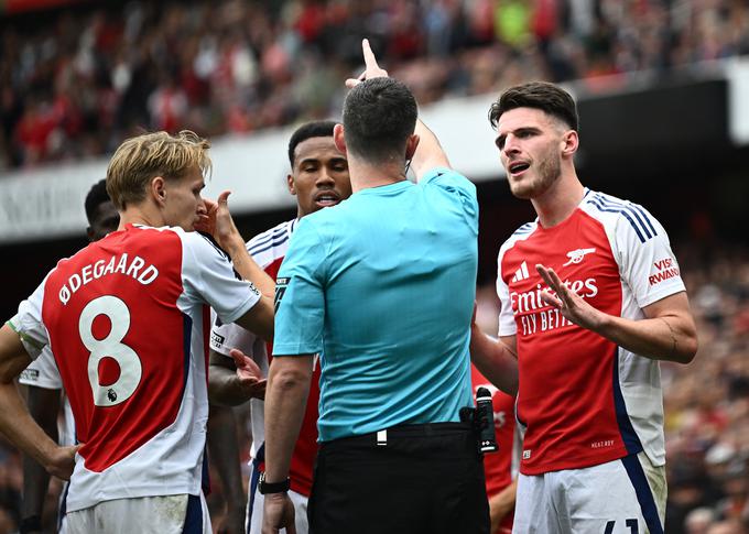 Trenutek, ki je zaznamoval tekmo med Arsenalom in Brightonom: Declan Rice je moral v 49. minuti predčasno pod prho. | Foto: Reuters