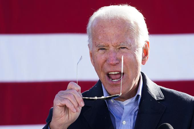 Demokrat Joe Biden je na volitvah po zdaj preštetih glasovih dobil več kot 79 milijonov glasov oziroma okoli 13,5 milijona glasov več kot Hillary Clinton leta 2016. Kot piše New York Times, je v primerjavi z letom 2016 letošnji demokratski predsedniški kandidat dodatne volivce dobil iz velikih mestnih in predmestnih okrajev ter iz velemest na jugu in zahodu ZDA. V republikanskem Fort Worthu v Teksasu je na primer Biden dobil 121 tisoč glasov več kot Clintonova leta 2016. Na drugi strani je tukaj Trump dobil le 62 tisoč glasov več kot leta 2016. Okraji z veliko volivci delavskega sloja (white voters without college degrees oziroma beli volivci brez univerzitetne izobrazbe) so letos še bolj glasovali za Trumpa, okraji z volivci srednjega sloja (educated white voters oziroma /univerzitetno/ izobraženi beli volivci) pa so se nagnili k Bidnu. | Foto: Reuters