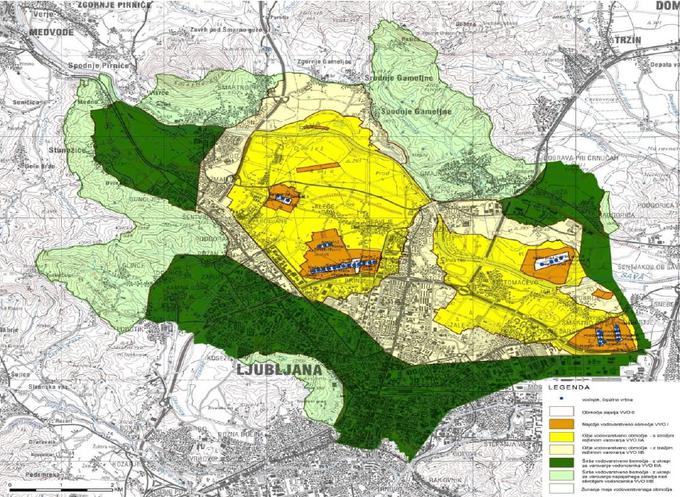 Vodovarstvena območja v Ljubljani. Trasa kanalizacijskega voda bi potekala po območju (na grafiki je označen s temno rumeno barvo), ki je ožje vodovarstveno območje s strožjim režimom varovanja. | Foto: Uredba o vodovarstvenem območju za vodno telo vodonosnika Ljubljanskega polja