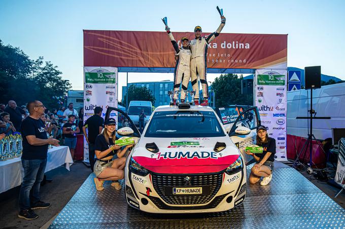 Veselje ob zmagi za Marka Grossija in Taro Berlot (peugeot 208 rally4) | Foto: WRC Croatia