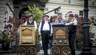 Lajnarji na ljubljanskih ulicah pričarali vzdušje preteklih časov (fotogalerija)