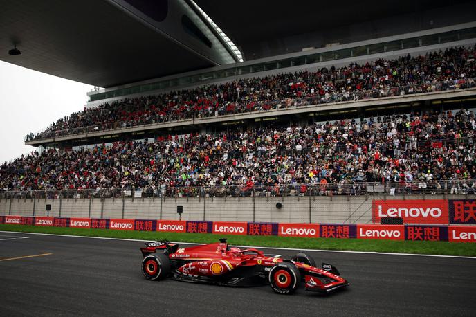 Charles Leclerc | Ferrarijev dirkač Charles Leclerc bo nedeljsko zadnjo dirko sezone svetovnega prvenstva formule 1 začel z deset mest slabšega izhodišča, kot ga bo dosegel v kvalifikacijah.  | Foto Reuters