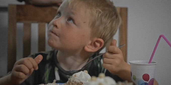 Film prikazuje prostovoljno plat slovenskih gorskih reševalcev, ki za življenje drugih tvegajo svoje. Ko so na intervenciji, so prav otroci in partnerice tisti, ki najtežje pričakujejo njihovo vrnitev domov. (Printscreen s kratkega filma o GRZS). | Foto: 