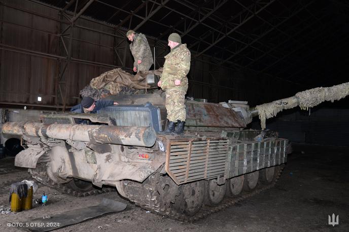 Tank M-55S in ukrajinski vojaki | Slovenske M-55S so najprej dodelili 47. mehanizirani brigadi, ki ni z njimi nikoli odšla v boj. Tanke je namreč dobila 67. mehanizirana brigada, zdaj pa so pristali v peti tankovski brigadi (na fotografiji). | Foto Ukrajinska vojska/5. tankovska brigada