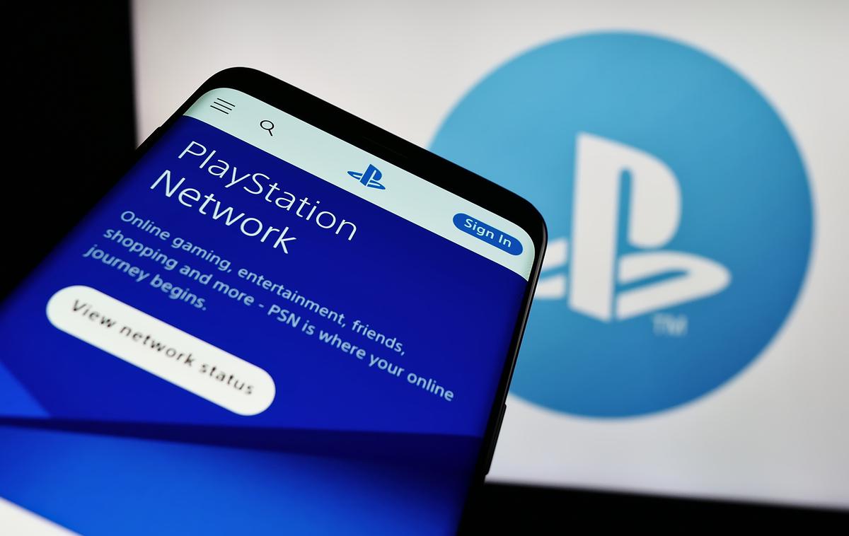 Playstation Network | Na strani za podporo uporabnikom omrežja PlayStation Network za Slovenijo je navedeno, da omrežje tudi v naši državi trenutno tarejo izpad storitev, povezanih z upravljanjem uporabniškega računa, igranjem videoiger prek spleta in komuniciranjem z drugimi igralci ter dostopom do digitalne trgovine z igrami. | Foto Shutterstock