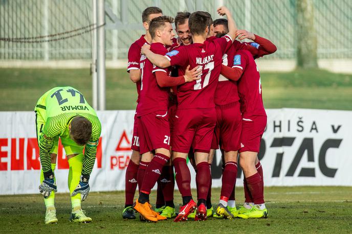 NK Triglav NK Olimpija | Veselje nogometašev Triglav in razočaranje kapetana Olimpije. | Foto Vid Ponikvar