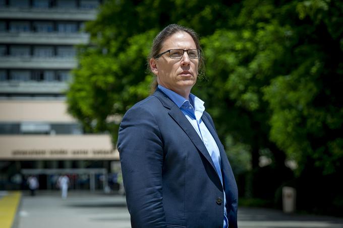 Marko Jug je že 17. generalni direktor Univerzitetnega kliničnega centra Ljubljana. Verjame, da je mogoče stvari spremeniti na bolje. Ne podreja se nobeni politični opciji.  | Foto: Ana Kovač