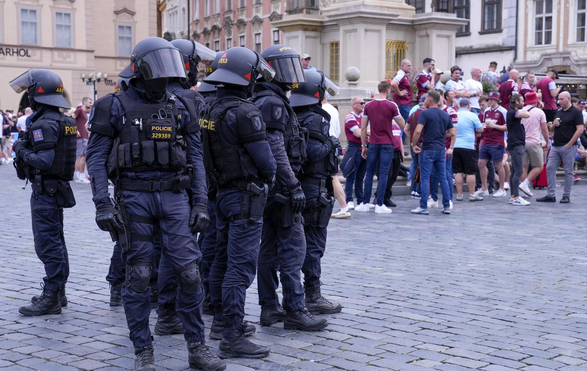 Praga konferenčna liga izgredi | Po besedah Tikovskega bi komunikacija v danih razmerah lahko bila boljša. Ob tem je izpostavil, da vodstvo fakultete in univerze ni bilo nemudoma obveščeno o nevarnosti, poroča radio Prague International. | Foto Guliverimage