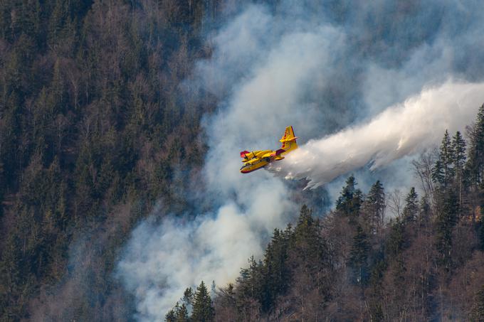 Letalo je v Slovenijo priletelo iz Zadra. Vzletelo je ob 16.12 popoldne, nato izpeljalo več zaporednih gašenj in se malo po 20. uri zvečer vrnilo v Dalmacijo. | Foto: Matej Eljon