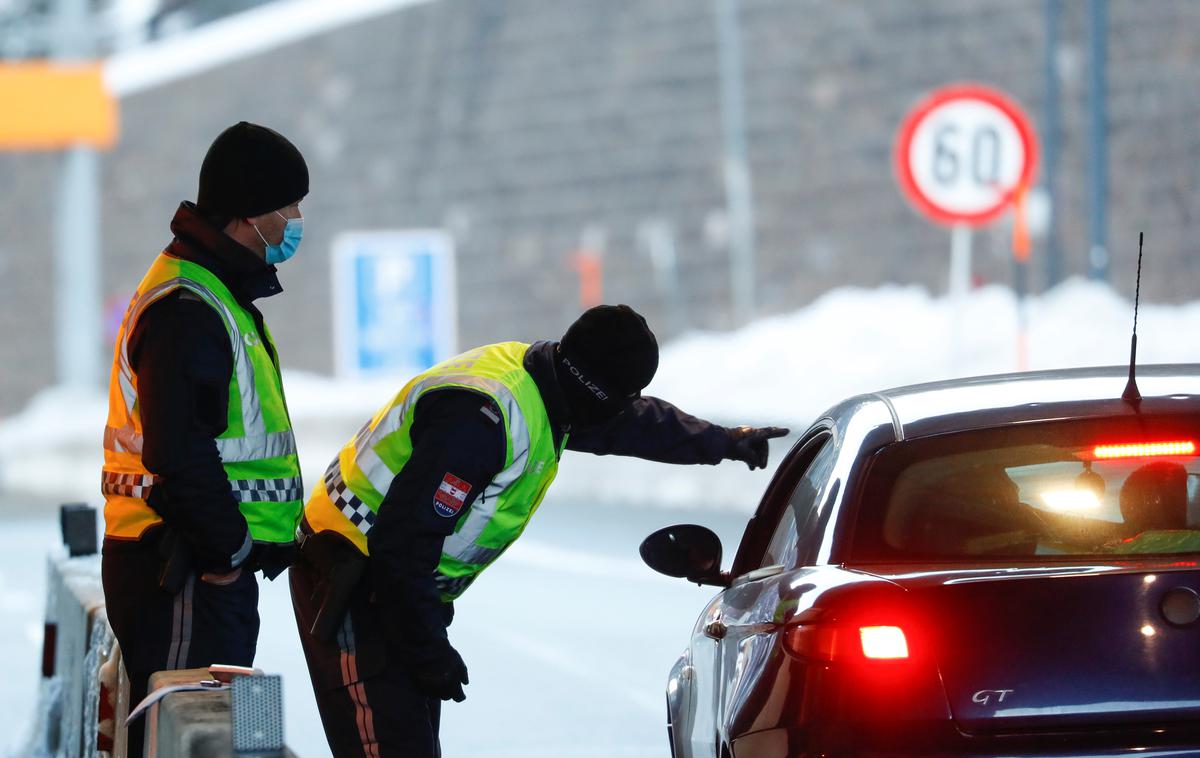 Novi koronavirus v Avstriji | Avstrijska policija je v St. Antonu na Tirolskem oglobila 96 tujcev iz vse Evrope, ki so kršili ukrepe za zajezitev bolezni covid-19. | Foto Reuters