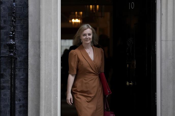 Liz Truss | Liz Truss se je rodila julija 1975 v Oxfordu v levo usmerjeni družini. Odraščala je na Škotskem, od leta 2010 pa v britanskem parlamentu kot konservativka zastopa volilni okraj jugozahodni Norfolk. Pred vodenjem zunanjega ministrstva je bila ministrica za trgovino. | Foto Guliverimage