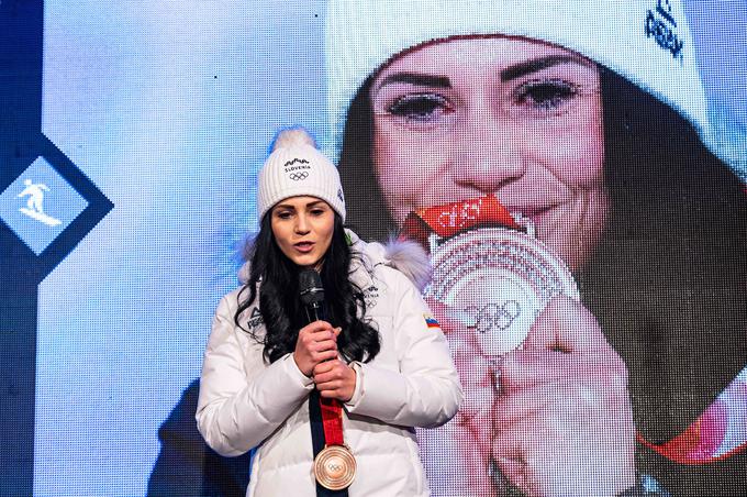 Slovenski deskarski praznik v Pekingu je z bronasto olimpijsko medaljo na državni kulturni praznik dopolnila Gloria Kotnik. Senzacionalno je prišla do tretjega mesta v paralelnem veleslalomu.    | Foto: Peter Podobnik/Sportida