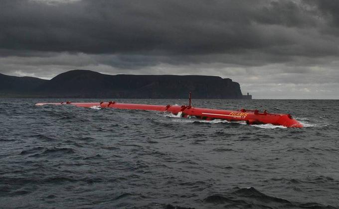 Prvi prototip valovne elektrarne, Pelamis P1, je bil dolg 120 metrov, v premeru pa je meril 3,5 metra. Poznejše izvedenke, Pelamis P2, so dosegle dolžino 180 metrov in štiri metre premera, tehtale pa so več kot 1.300 ton.  | Foto: Thomas Hilmes/Wikimedia Commons