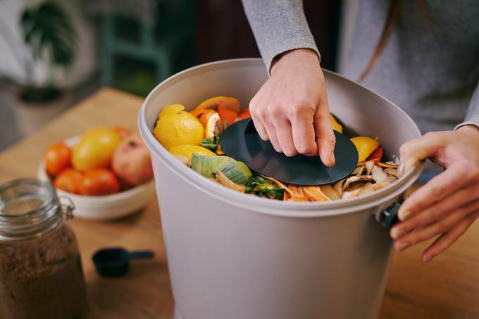 Pressing food scraps in Bokashi Organko Essential | Foto: 