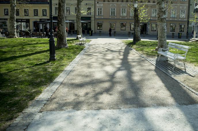 Kongresni trg | Poti v Parku Zvezda za zdaj v večini ostajajo peščene, na občini pa iščejo rešitve. | Foto Ana Kovač