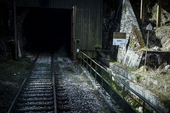 Bohinjski predor je v vihrah druge svetovne vojne izgubil svoj severni portal in 12 metrov dolžine, a ostaja s 6.327 metri dolžine še vedno najdaljši slovenski železniški predor. | Foto: Ana Kovač