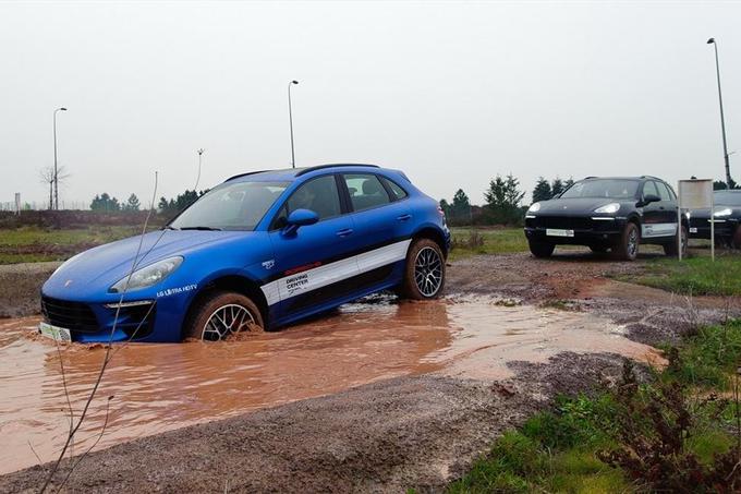 Elektronsko nadzorovan štirikolesni pogon PTM z možnostjo prenosa navora od nič do sto odstotkov med obema osema.

Aktivacija stikala off-road vklopi terenski vozni program: prilagojeno delovanje krmilnega mehanizma, nastavitev vzmetenja na največjo, terensko oddaljenost od tal običajne višine +4 centimetre PASM (Active Suspension Management), prilagoditev menjalnika PDK ter sistemov vektorske porazdelitve navora na posamezno kolo PTV Plus (Porsche Torque Vectoring Plus) in nadzora stabilnosti vozila PSM (Porsche Stability Management). 

Sistem za nadzorovano spuščanje po strmini PHC (Porsche Hill Control): nastavitev hitrosti od tri do 30 kilometrov na uro.  | Foto: 