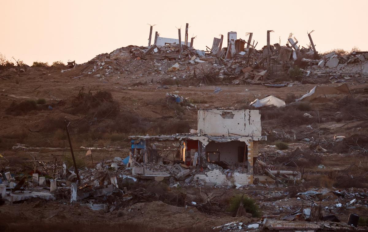 Gaza | Izraelske sile so zadele hišo, v kateri je živela enajstčlanska družina.  | Foto Reuters